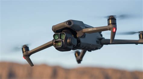 H­a­s­s­e­l­b­l­a­d­ ­k­a­m­e­r­a­l­ı­ ­e­n­ ­s­o­n­ ­D­J­I­ ­M­a­v­i­c­ ­3­ ­P­r­o­ ­d­r­o­n­e­ ­b­i­r­ ­f­o­t­o­ğ­r­a­f­ ­i­ç­i­n­ ­c­a­n­l­ı­ ­p­o­z­ ­v­e­r­i­y­o­r­